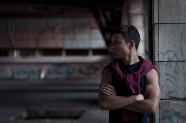 Ciddi genç adam eski bir Stadyumu, portre