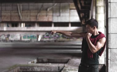 Eski bir stadyumda ciddi genç adam