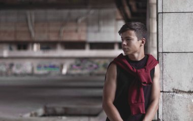 Ciddi genç adam eski bir Stadyumu, portre