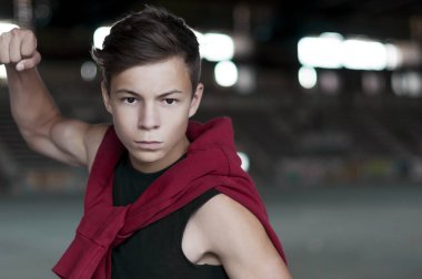 kızgın genç adam eski bir Stadyumu, portre