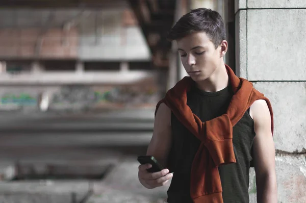 Eski bir binada telefon ile genç adam — Stok fotoğraf