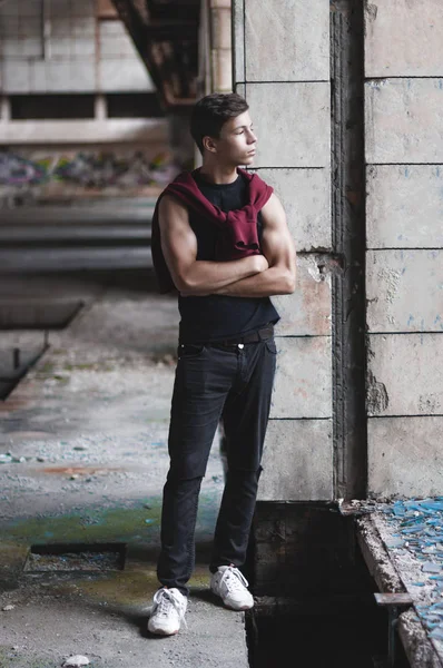  eski bir binada genç adam pencereden dışarı bakar