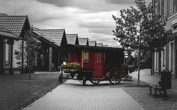Декоративна частина старого поїзда на міській вулиці — стокове фото
