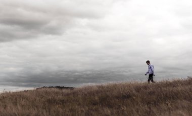 bir tepe üzerinde bir alanda özgür düşünen adam