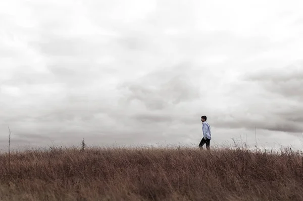 Hombre que se siente libre en un campo en una colina — Foto de Stock