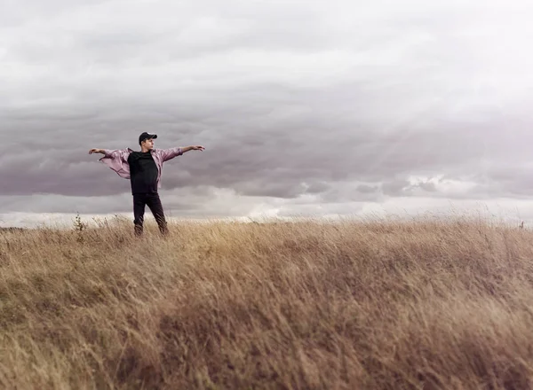 Hombre que se siente libre, mirando al horizonte — Foto de Stock