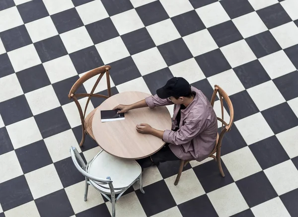 Üstten Görünüm masada oturan genç adam