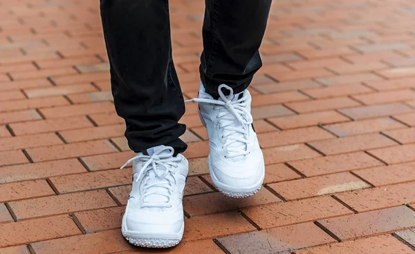 Unterteil der Männerbeine in weißen Turnschuhen — Stockfoto