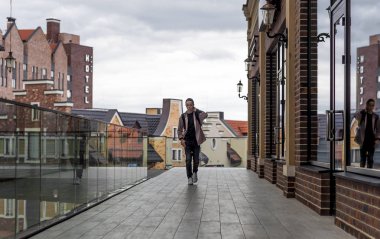 genç adam alışveriş merkezi yürüyor