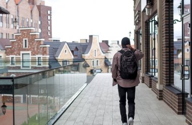 genç adam alışveriş merkezi yürüyor