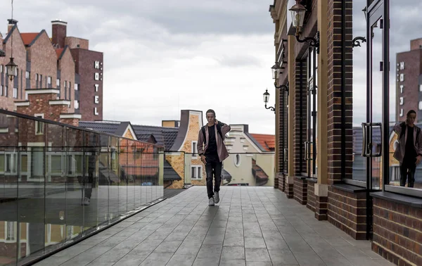 genç adam alışveriş merkezi yürüyor