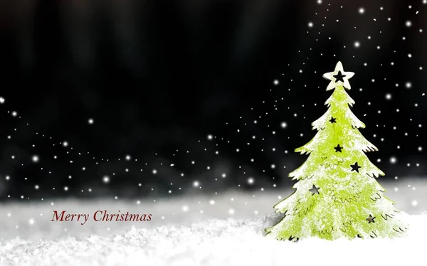 Árvore de Natal decorativa em um fundo escuro — Fotografia de Stock