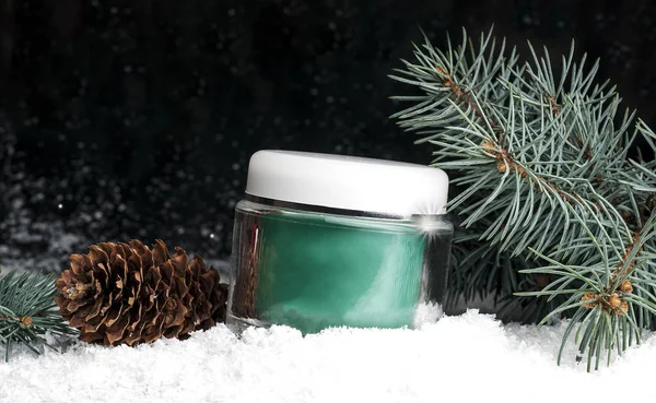 Szklany pojemnik kosmetyczny z kremem w śniegu — Zdjęcie stockowe