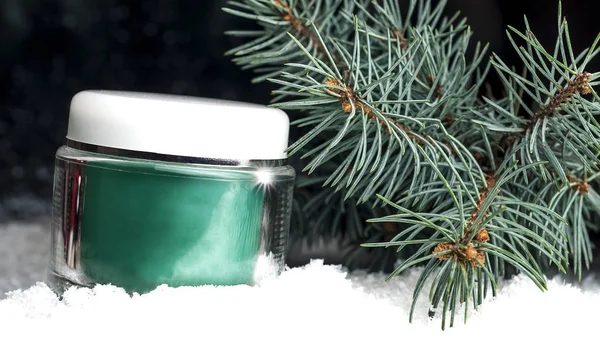 Szklany pojemnik kosmetyczny z kremem w śniegu — Zdjęcie stockowe
