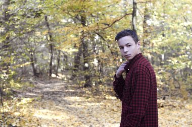 sonbahar Park şık genç adam