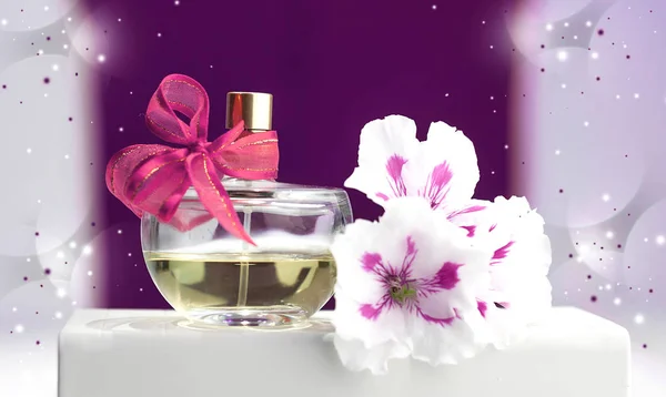 Bottiglia di profumo, viola, su fondo rosa — Foto Stock