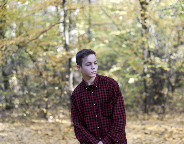 Stylish young man in autumn park — Stock Photo, Image