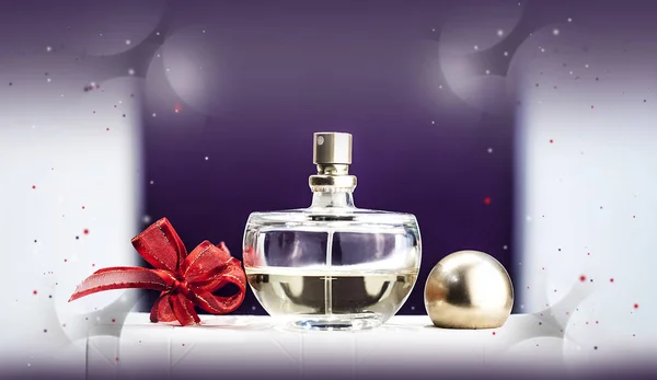 Butelki perfum na statywie na fioletowym tle — Zdjęcie stockowe