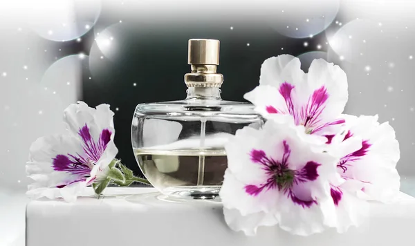 Fles parfum, viooltjes, op een groene achtergrond — Stockfoto