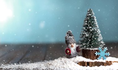 Koyu mavi zemin üzerine dekoratif Noel ağacı