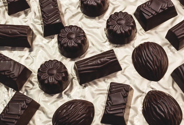 Caramelos de chocolate sobre un fondo claro —  Fotos de Stock