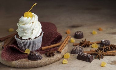 Kiraz ve krema ile çikolatalı kek