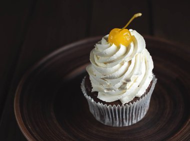 Kiraz ve krema ile çikolatalı kek