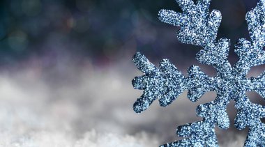 Koyu mavi zemin üzerine kar kar tanesi