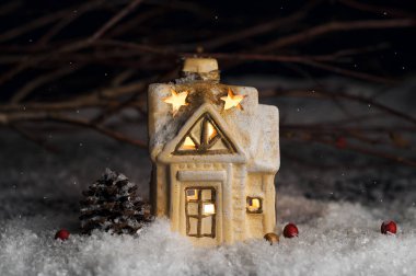 Dekoratif Noel süsleri, kar bir evde