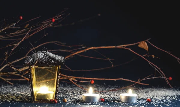 Adornos decorativos de Navidad, linterna amarilla sobre un fondo azul —  Fotos de Stock