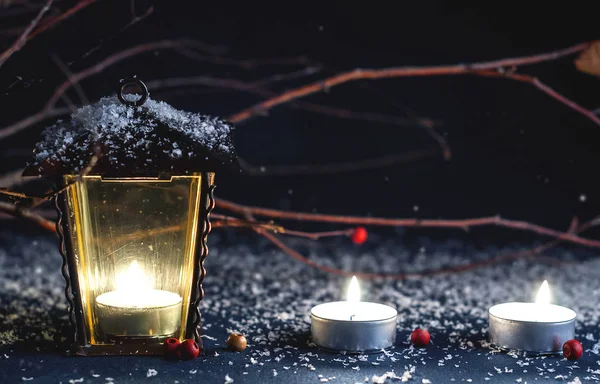 Adornos decorativos de Navidad, linterna amarilla sobre un fondo azul —  Fotos de Stock