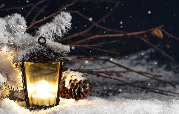 Декоративні різдвяні прикраси, жовтий ліхтар на синьому фоні — стокове фото