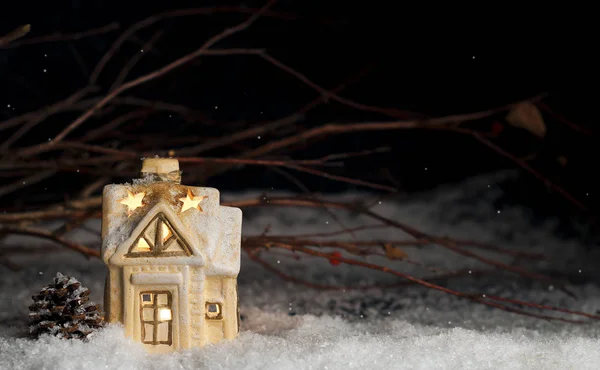 Decorações decorativas de Natal, uma casa na neve — Fotografia de Stock