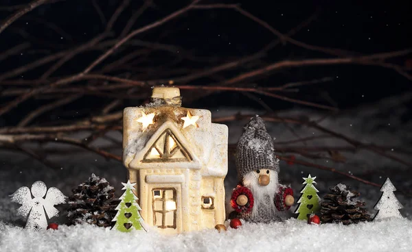 Decorative Christmas ornaments, house, gnome in the snow — Stock Photo, Image