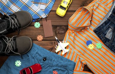 kahverengi bir arka plan üzerinde bir çocuk için güzel parlak kıyafetleri