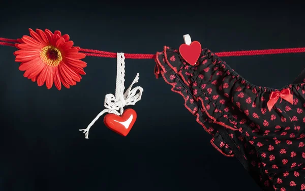 Accesorios para el día de San Valentín en la cuerda —  Fotos de Stock
