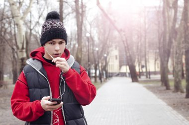 hareket eden telefon içinde şehir parkı ile genç adam