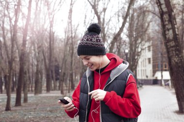 hareket eden telefon içinde şehir parkı ile genç adam