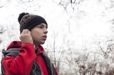 hareket eden telefon içinde şehir parkı ile genç adam