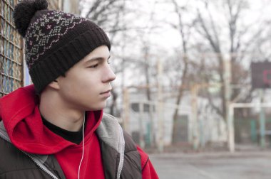 çekici bir genç adam müzik