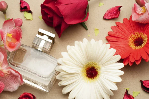 Fles van vrouwen parfum op een licht bruine achtergrond — Stockfoto