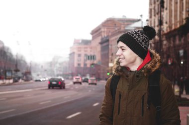 mutlu genç adam sokakta şehrin