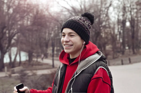 Junger Mann mit Handy im Stadtpark — Stockfoto