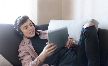 genç müzik kulaklık