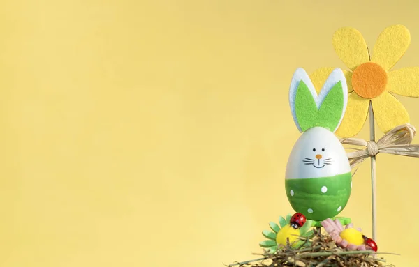 Декоративный пасхальный кролик на палочке, Счастливой Пасхи — стоковое фото