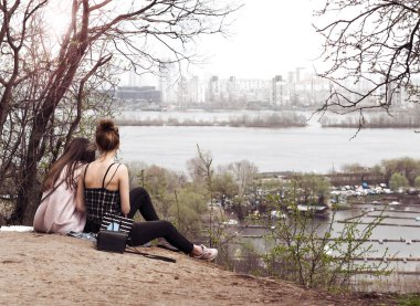 iki kız bir yüksek dağ yamacında oturma rahatlatıcı