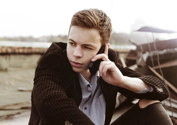 Stylish young man talking on the phone — Stock Photo, Image