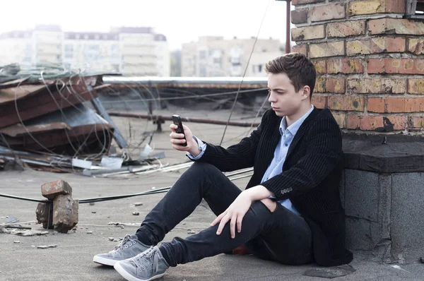 Stylish young man with the phone reads the message — Stock Photo, Image