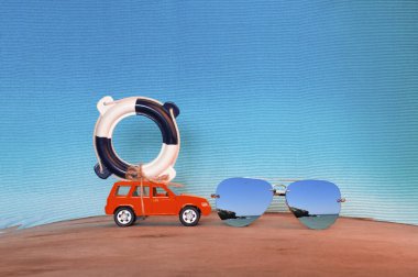 lifebuoy üzerinde mavi arka plan ile küçük turuncu araba