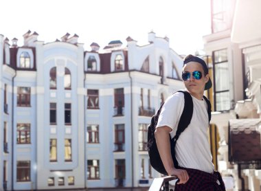 genç adam bina Balkonda duran